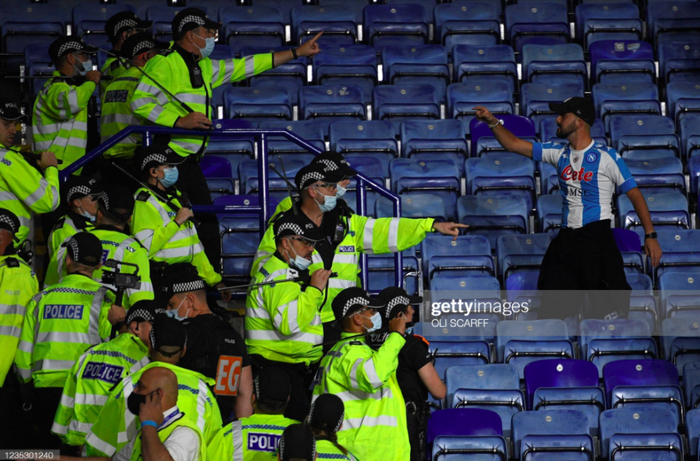 Fan Napoli đánh nhau với cảnh sát và CĐV Leicester - Ảnh 6.