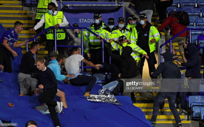 Fan Napoli đánh nhau với cảnh sát và CĐV Leicester - Ảnh 7.