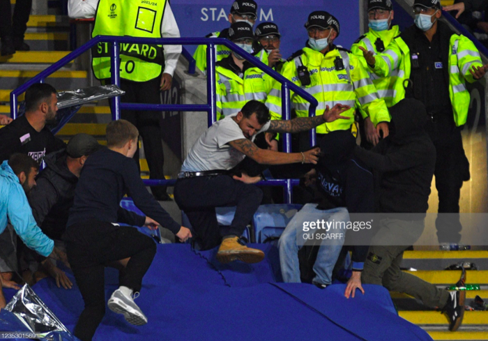 Fan Napoli đánh nhau với cảnh sát và CĐV Leicester - Ảnh 8.