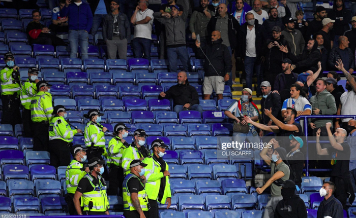 Fan Napoli đánh nhau với cảnh sát và CĐV Leicester - Ảnh 3.