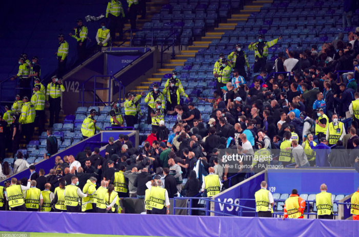 Fan Napoli đánh nhau với cảnh sát và CĐV Leicester - Ảnh 5.