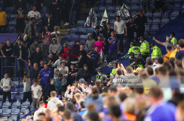 Fan Napoli đánh nhau với cảnh sát và CĐV Leicester - Ảnh 4.