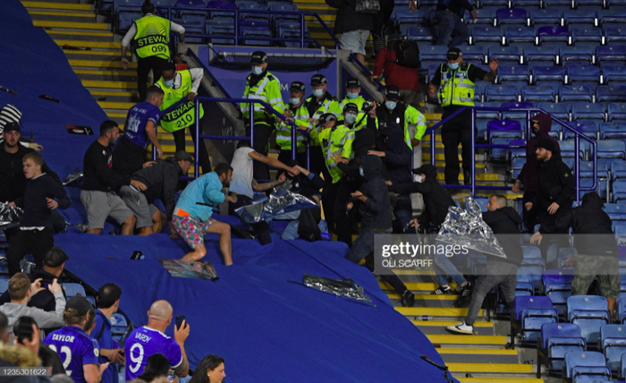 Fan Napoli đánh nhau với cảnh sát và CĐV Leicester - Ảnh 10.