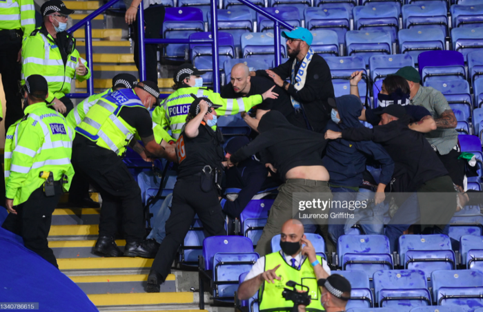 Fan Napoli đánh nhau với cảnh sát và CĐV Leicester - Ảnh 11.