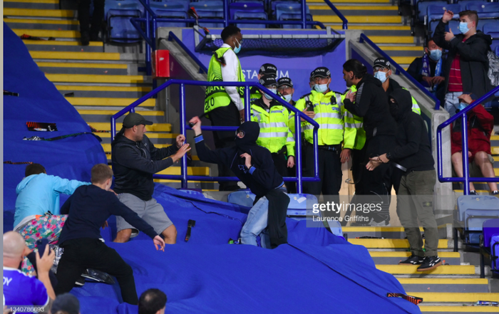 Fan Napoli đánh nhau với cảnh sát và CĐV Leicester - Ảnh 9.