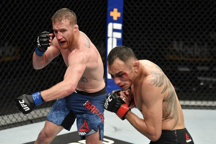 Hình ảnh khác của Justin Gaethje: Thích ngắm ong, mê làm vườn và từng mặc kệ khi bị tát trúng mặt - Ảnh 1.