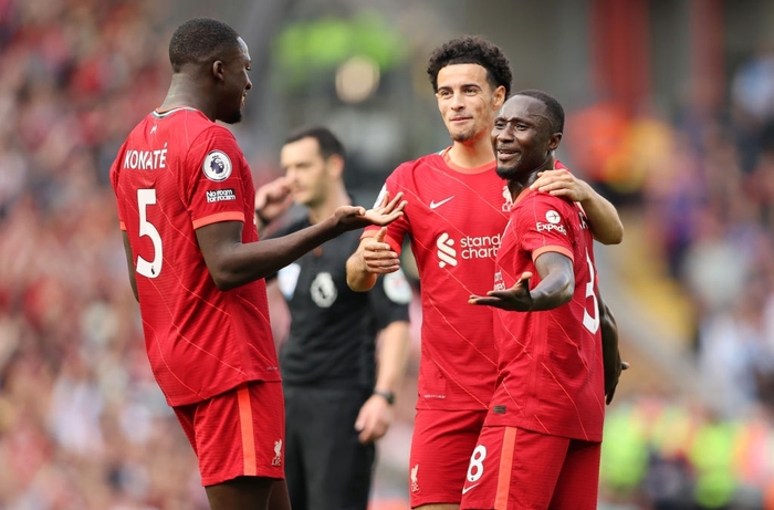 Naby Keita (bìa phải) ấn định chiến thắng 3-0 cho Liverpool