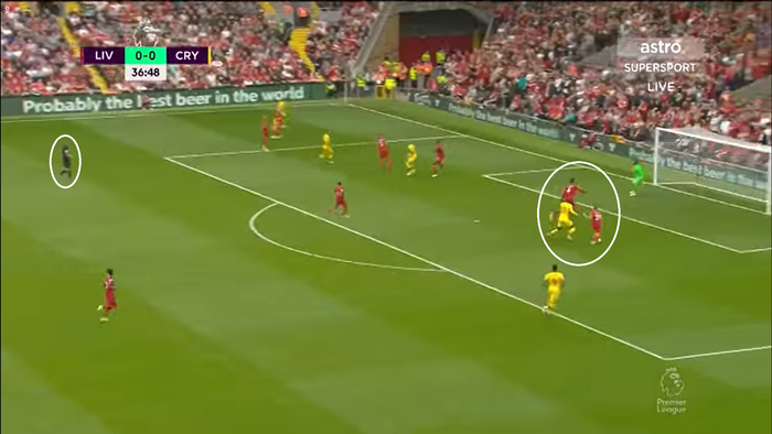 Liverpool thoát penalty trong tình huống gây tranh cãi - Ảnh 2.