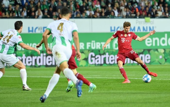Bayern Munich độc chiếm ngôi đầu Bundesliga dù chơi thiếu người - Ảnh 3.