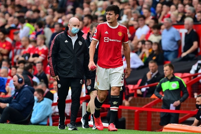 Harry Maguire phải rời sân vì chấn thương