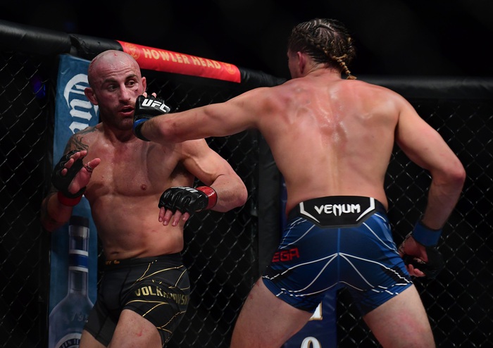 UFC 266: Alexander Volkanovski giữ đai sau trận đại chiến cùng Brian Ortega, đả nữ Valentina Shevchenko có màn trình diễn "hủy diệt" - Ảnh 1.