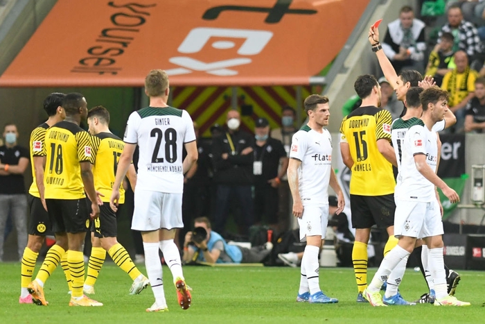 Thi đấu thiếu người, Dortmund nhận thất bại thứ hai tại Bundesliga - Ảnh 3.