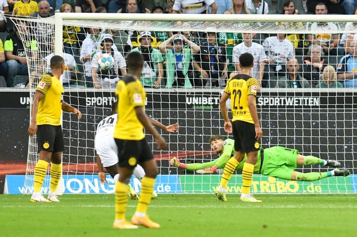 Thi đấu thiếu người, Dortmund nhận thất bại thứ hai tại Bundesliga - Ảnh 2.