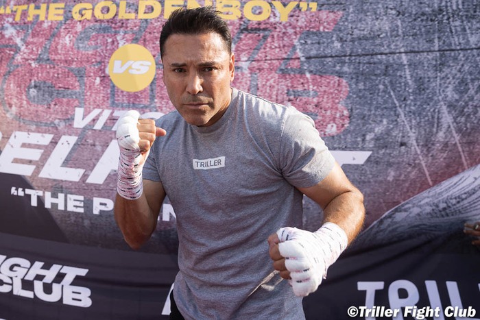 Oscar De La Hoya rút khỏi trận gặp Vitor Belfort, huyền thoại Evander Holyfield đứng ra thay thế - Ảnh 1.