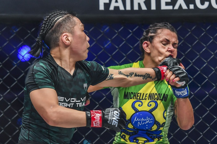 Xiong Jing Nan giữ đai sau chiến thắng thuyết phục trước Michelle Nicolini, tạo ra kỷ lục mới tại ONE - Ảnh 2.