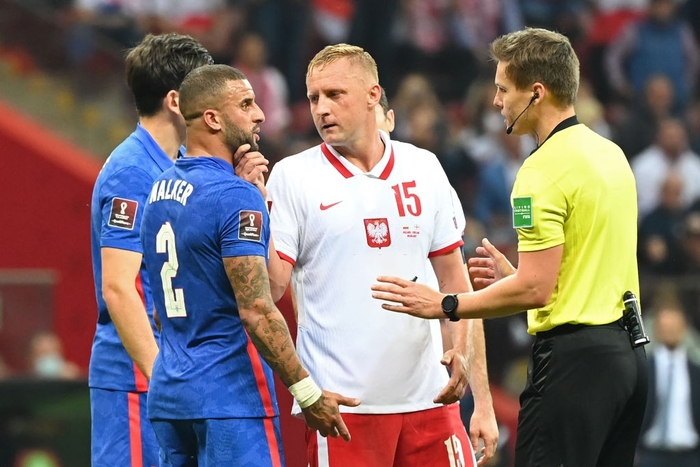 Kamil Glik và Kyle Walker đã có những tranh cãi