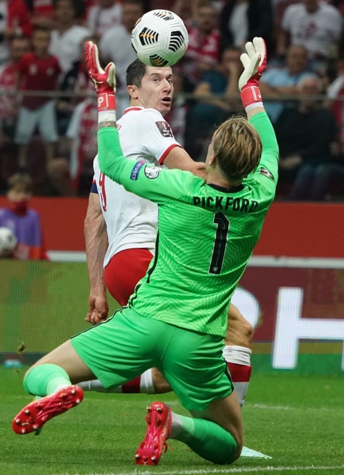 Lewandowski không dứt điểm thành công với tư thế khó
