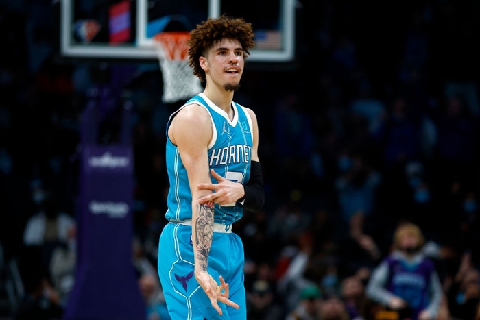 LaMelo Ball kết liễu Milwaukee Bucks trong trận cầu kịch tính - Ảnh 1.