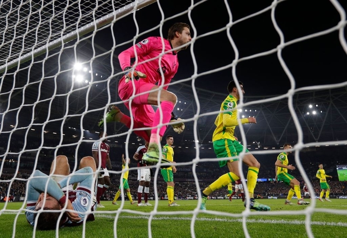 Thủ môn Norwich thoát án phạt dù ra đòn "đấu vật" với cầu thủ West Ham - Ảnh 2.