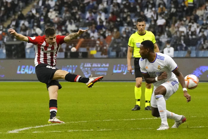 Hạ đẹp Bilbao, Real Madrid giành danh hiệu đầu tiên mùa này trên đất khách quê người - Ảnh 4.