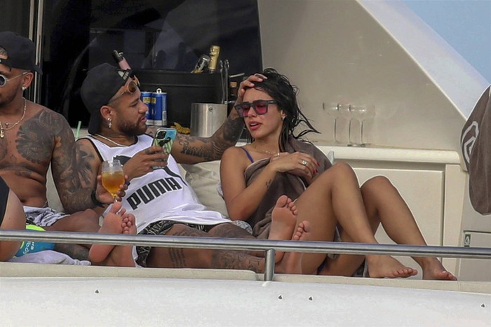 Neymar ra mắt bạn gái mới: Tuyệt phẩm "nóng hơn 40 độ", nhưng fan nhận ra một điểm trùng hợp thú vị - Ảnh 3.