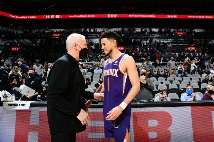 Devin Booker rực cháy giúp Phoenix Suns tiếp tục độc chiếm ngôi đầu bảng - Ảnh 1.