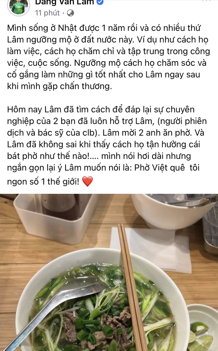 Văn Lâm chiêu đãi bác sĩ và phiên dịch món 