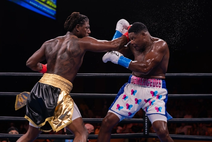 Sống sót sau 2 cú đánh ngã, "King Kong" Luis Ortiz ngược dòng đánh bại Charles Martin bằng pha KO tàn bạo - Ảnh 6.