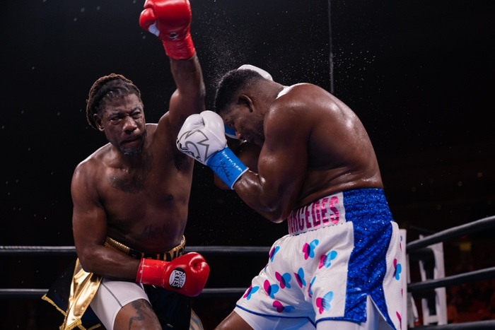 Sống sót sau 2 cú đánh ngã, "King Kong" Luis Ortiz ngược dòng đánh bại Charles Martin bằng pha KO tàn bạo - Ảnh 3.