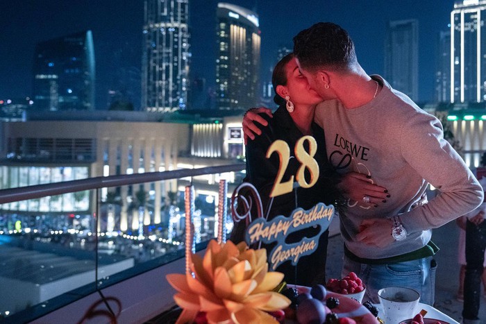Ronaldo khóa môi Georgina say đắm trong tiệc sinh nhật siêu hoành tráng, bạn gái chỉ còn biết rơi nước mắt: "Giấc mơ có thật!" - Ảnh 2.