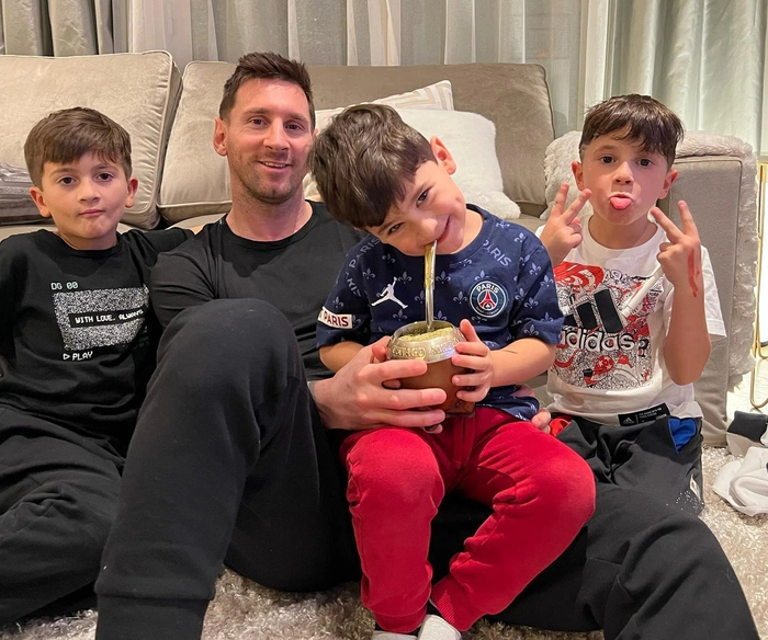 Quần quật cả mùa mới có một lần, Ronaldo và các sao bóng đá tranh thủ xả hơi trước chặng hành trình "bầm dập" - Ảnh 3.