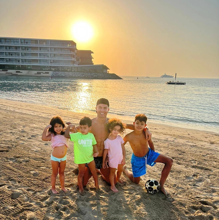 Quần quật cả mùa mới có một lần, Ronaldo và các sao bóng đá tranh thủ xả hơi trước chặng hành trình "bầm dập" - Ảnh 1.