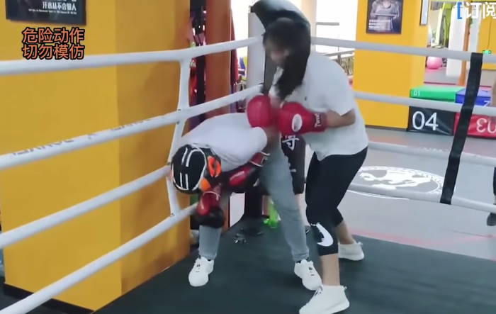 "Cao thủ" kungfu thượng đài cùng nữ HLV boxing xinh đẹp: Gục ngã chỉ sau 2 phút - Ảnh 2.