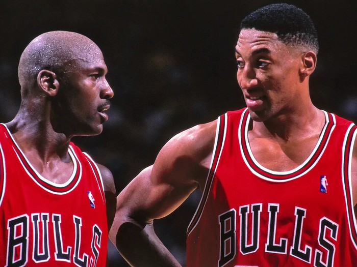 Michael Jordan xin lỗi Scottie Pippen vì tiết lộ tình tiết bạn mình “dỗi” HLV - Ảnh 2.