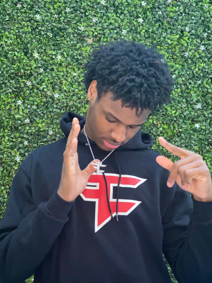 Bronny James chưa đủ tuổi uống rượu nhưng đã trở thành triệu phú USD - Ảnh 3.