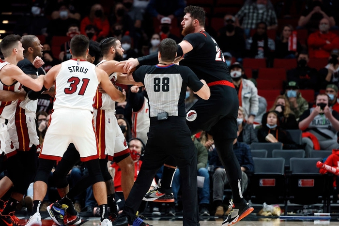 NHM than trời về quyết định gây tranh cãi của trọng tài trận Miami Heat đụng độ Portland Trail Blazers - Ảnh 4.
