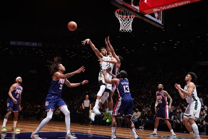 Brooklyn Nets thảm bại tủi hổ ngay trên sân nhà trước Milwaukee Bucks - Ảnh 3.