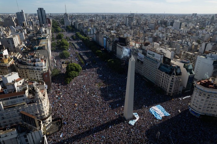 Nổi da gà trước biển người cuồng nhiệt mừng Messi và Argentina vô địch World Cup - Ảnh 2.