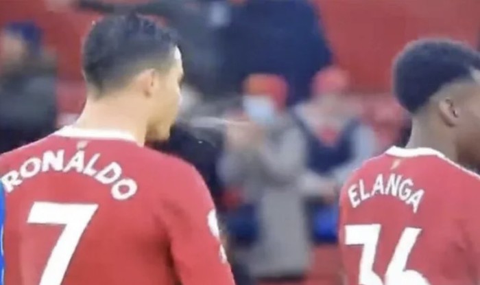 Ronaldo làm hành động "mất vệ sinh" với đàn em sau trận hòa thất vọng của MU trước Southampton - Ảnh 2.