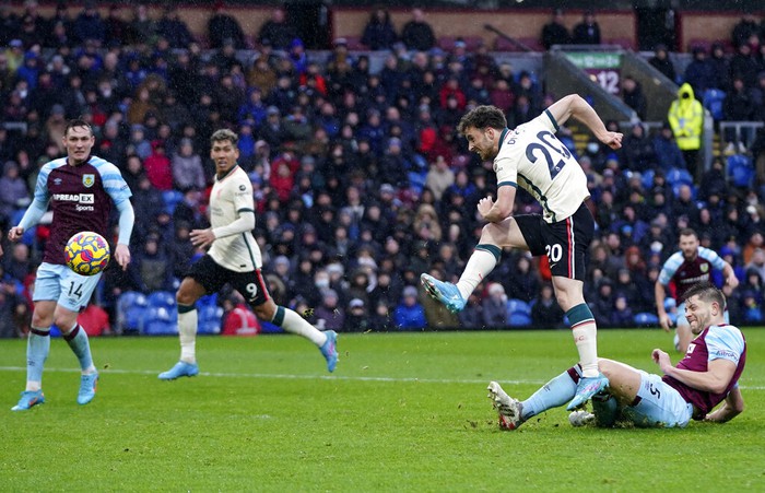 Cái tên bất ngờ lập công, Liverpool chật vật giành 3 điểm để bám đuổi Man City - Ảnh 9.