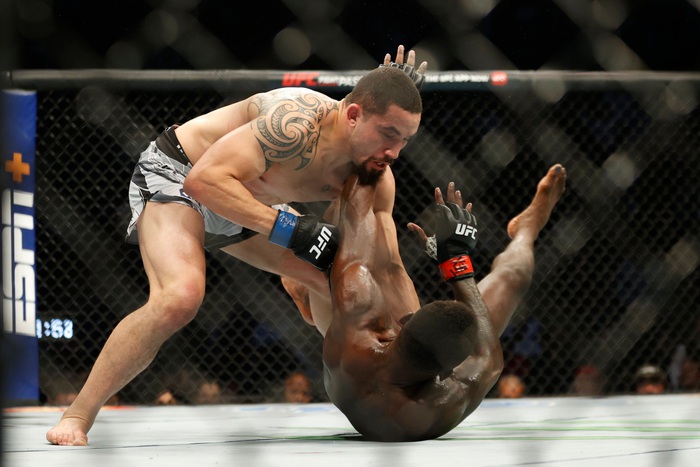 Israel Adesanya tiếp tục nối dài vương triều tại hạng trung, kéo theo cả danh tiếng lẫn tiền bạc - Ảnh 2.