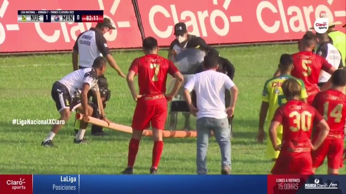 Trận đấu thuộc giải VĐQG Guatemala bị tạm dừng vì có "khách không mời", cảnh sát phải dùng cả "hàng khủng" để xử lý - Ảnh 3.