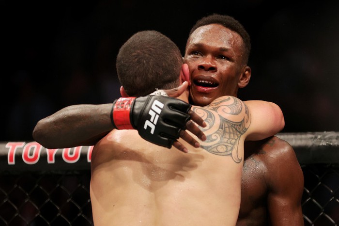 Israel Adesanya tiếp tục nối dài vương triều tại hạng trung, kéo theo cả danh tiếng lẫn tiền bạc - Ảnh 1.