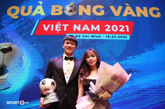 Hoàng Đức hạnh phúc bên bạn gái, được săn đón khi nhận Quả bóng vàng Việt Nam 2021 - Ảnh 5.