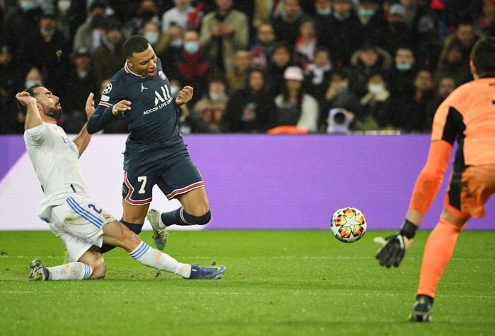 Messi sút hỏng phạt đền cùng lúc Ronaldo ghi bàn đầu tiên trong năm 2022 - Ảnh 1.