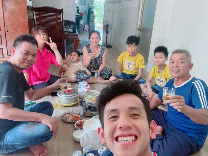 Tuyển Việt Nam về nhà ăn tết: Văn Đức mua son tặng vợ, Hoàng Đức chuyển gần 7 triệu lì xì bạn gái - Ảnh 4.