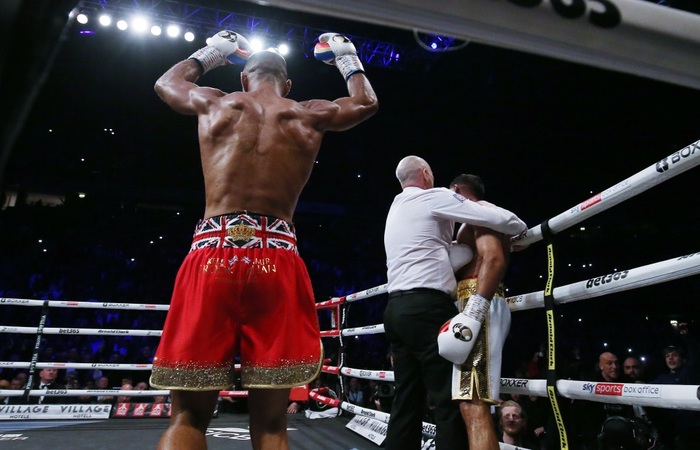 Kell Brook giành chiến thắng &quot;hủy diệt&quot; trước Amir Khan, khiến đối thủ phải cân nhắc giải nghệ - Ảnh 7.