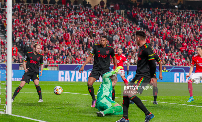 Chân sút số 1 Champions League 2021/22 vừa ghi bàn vừa phản lưới, Ajax hoà Benfica - Ảnh 3.