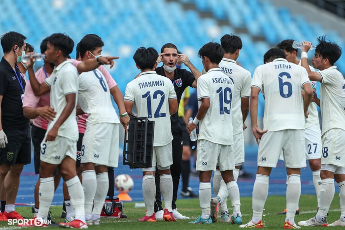 U23 Thái Lan hẹn gặp Việt Nam ở chung kết sau chiến thắng nhiều tranh cãi trước Lào  - Ảnh 4.