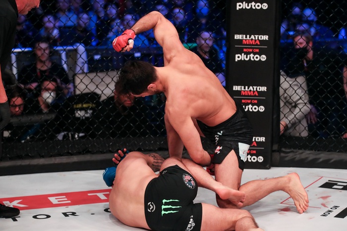 Gegard Mousasi hạ gục ông xã của Paige VanZant, giữ vững ngôi vương tại Bellator - Ảnh 2.